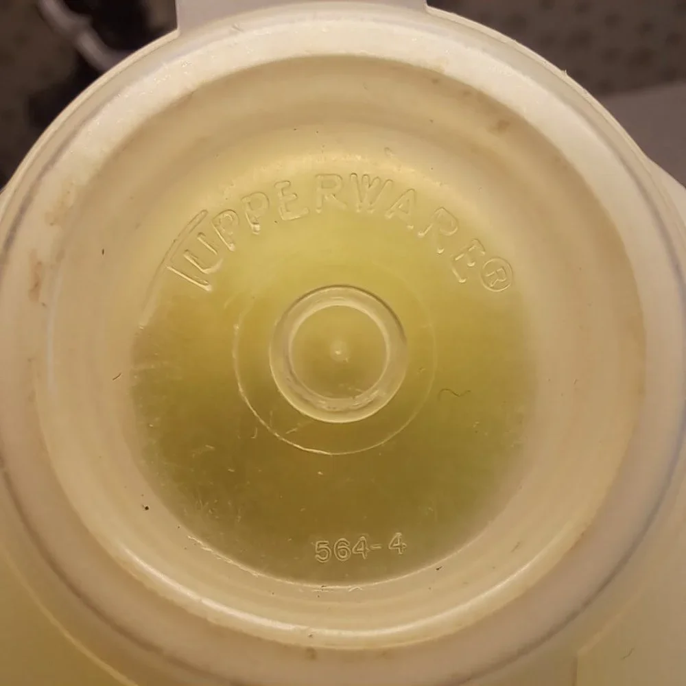 TUPPERWARE QUICK SHAKE CONTAINER YELLOW 844-15 CLASSIC WHITE LID 564-4 VINTAGE